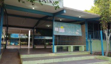 Frente a compañeros, director acusa a niña por demandar a la escuela