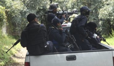 Hombres armados queman un autobús y hacen retenes en Michoacán