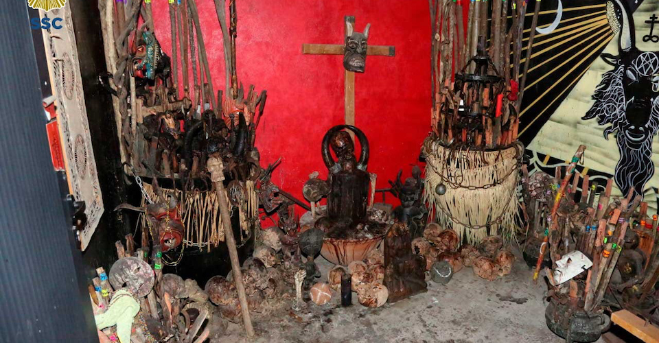 Investigan cráneos hallados en altar durante operativo en Tepito