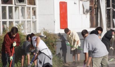 Jóvenes, vecinos y grupos se organizan para limpiar las calles de Chile