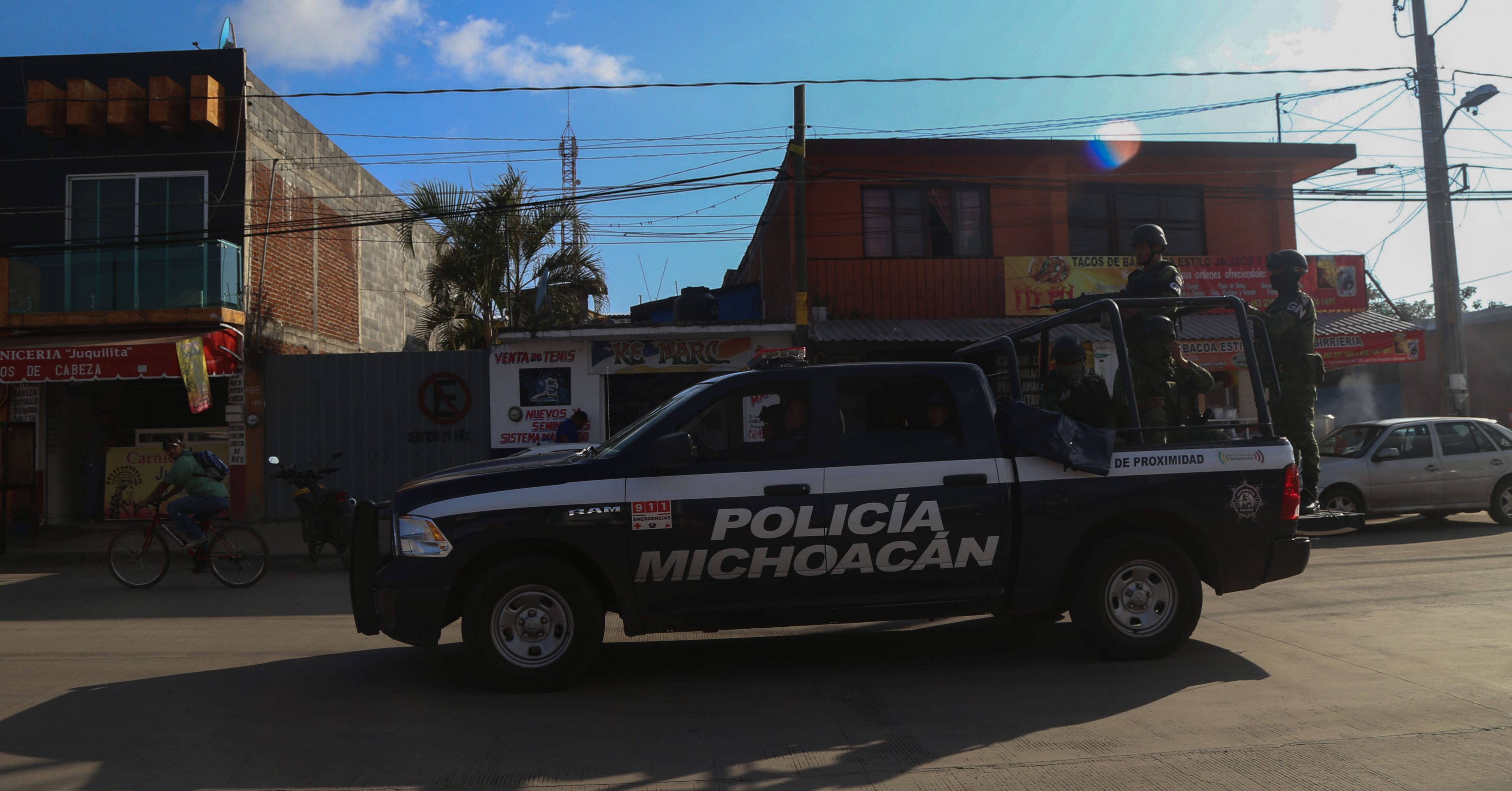 Queman vehículos en Michoacán para evitar detención de criminal