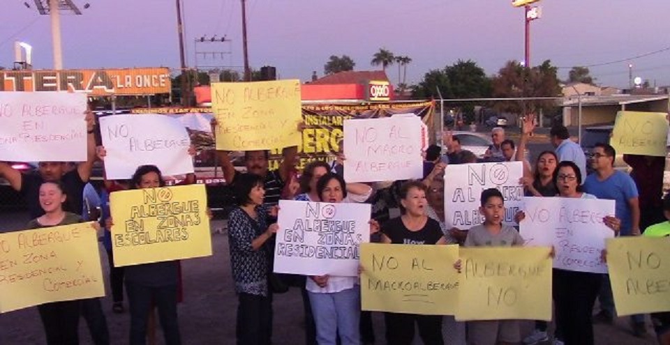 Vecinos de zona residencial en Mexicali se oponen a albergue