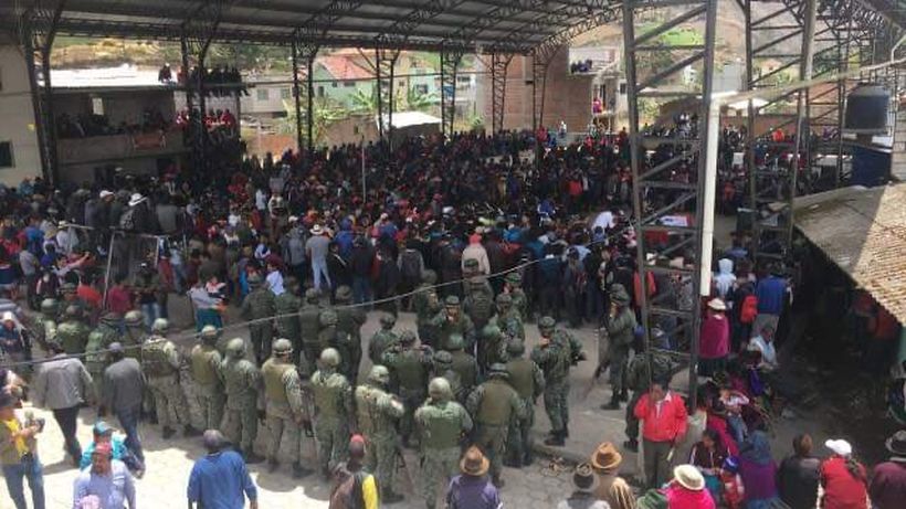 Ecuador government negotiates release of 47 military and 5 policemen held by protesters