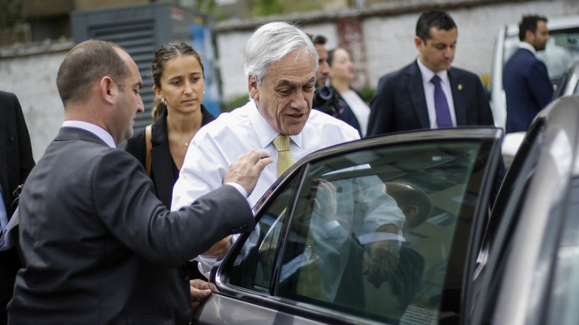 Images of President Piñera eating with his grandchildren generated controversy on social media