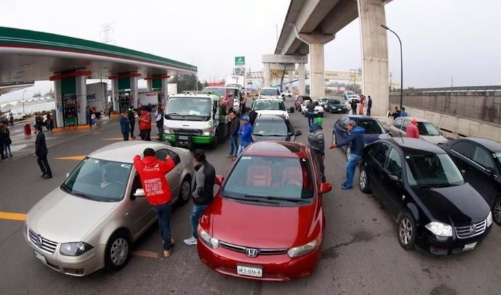 translated from Spanish: More than 30 cars stationary by contaminated fuel on Mexico-Toluca highway