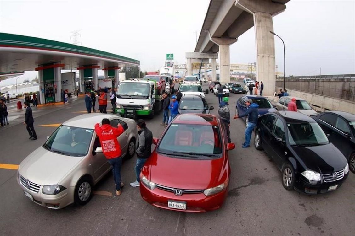 More than 30 cars stationary by contaminated fuel on Mexico-Toluca highway