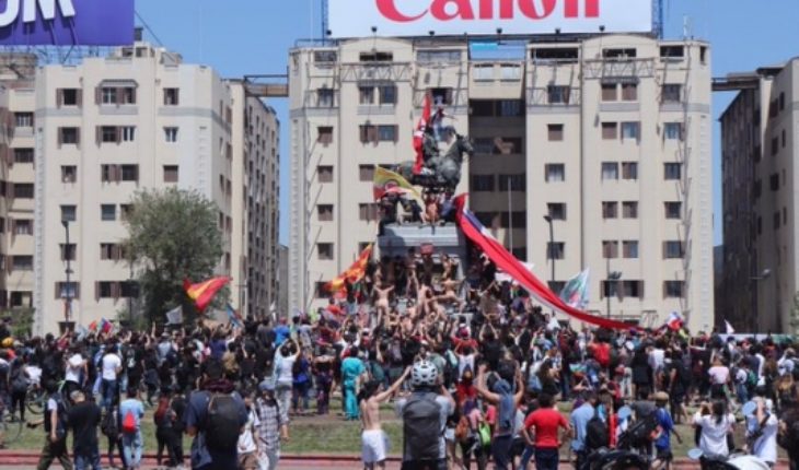 translated from Spanish: National mobilization follows: new concentration in Plaza Italia and marches in regions mark the seventh day