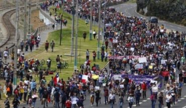 translated from Spanish: People continue to join in massive marches in Viña del Mar bound for Congress in Valparaiso: more than one hundred thousand