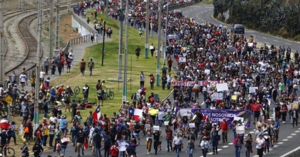 People continue to join in massive marches in Viña del Mar bound for Congress in Valparaiso: more than one hundred thousand