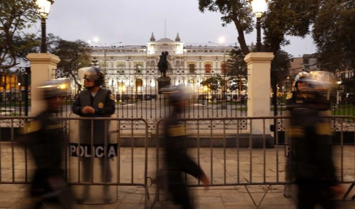 translated from Spanish: Peru: FF.AA. and police backed Vizcarra after congressional dissolution