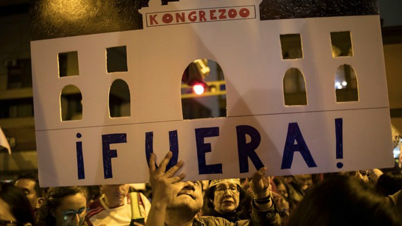 Peruvians take to the streets to support Martín Vizcarra after disbanding parliament