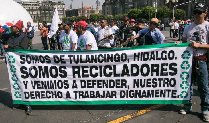translated from Spanish: Recyclers march against initiative to privatize garbage management