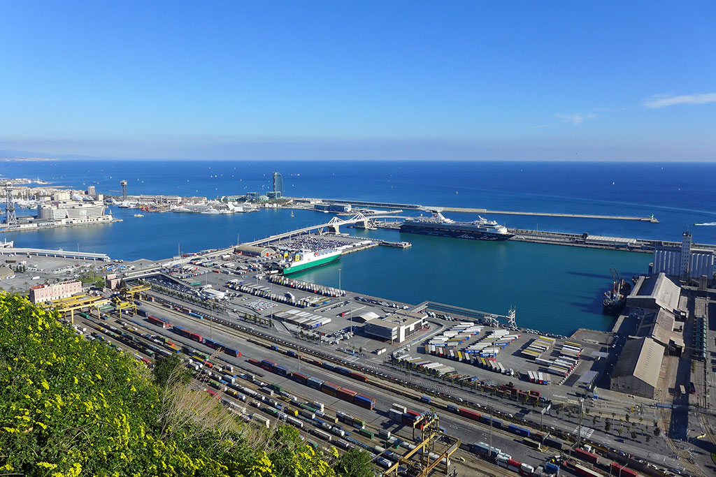 ¿Es la diversificación geográfica la vía para aumentar las exportaciones? Panorama del puerto de Barcelona. Foto: ChiralJon (CC BY 2.0)