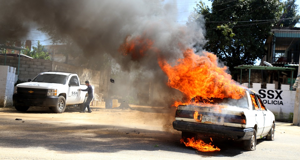 Quema de vehículos, bloqueos y enfrentamientos en Xaltianguis