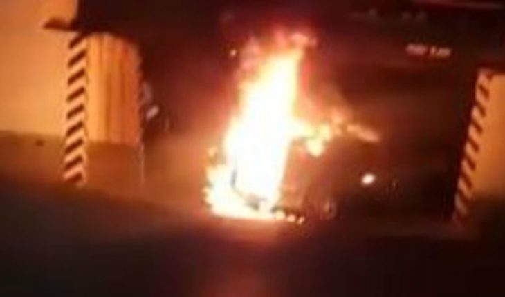 translated from Spanish: Blocks, bullets, burned cars, everything that happened in Nuevo Laredo (Videos)