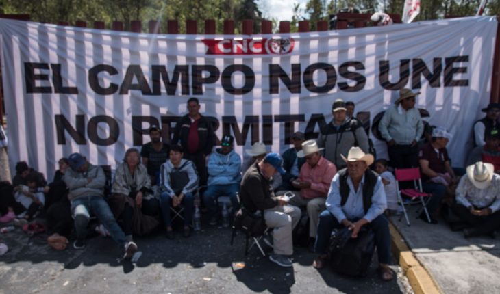 translated from Spanish: Cops close peasants in San Lazarus to avoid marching to the Zocalo