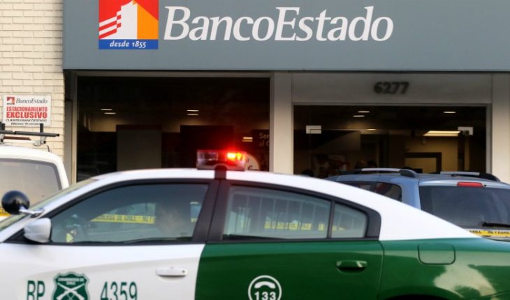 translated from Spanish: During the night, fires were reported at a police station and two bank branches