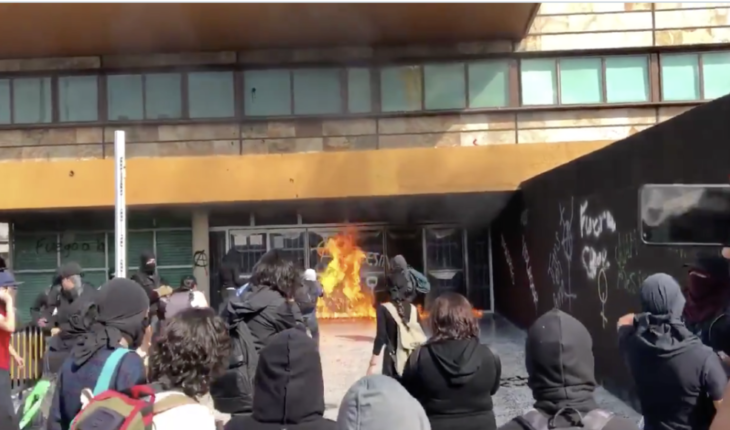 translated from Spanish: Hooded onfire and generate destruction in UNAM (Videos)