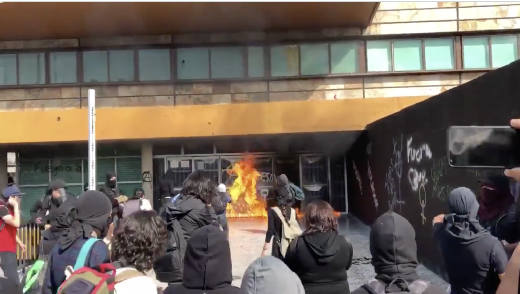 Hooded onfire and generate destruction in UNAM (Videos)