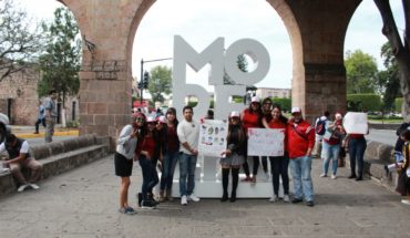 translated from Spanish: IJUM gives away condoms with “Pick Up Your Condom” campaign in Morelia