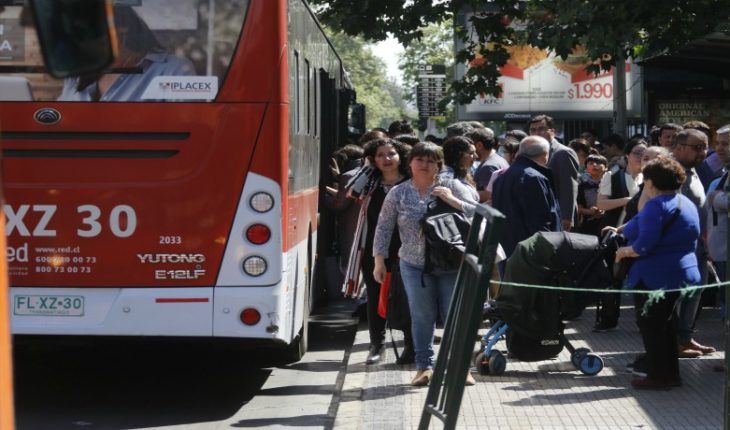 translated from Spanish: Ministry of Transport announced that buses will depart until 20 hours on Thursday