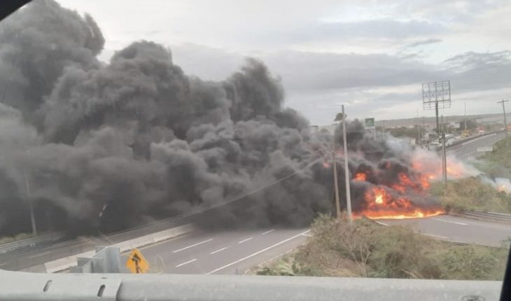 translated from Spanish: Pipe overturns, diesel spills and catches fire, in Veracruz (Video)