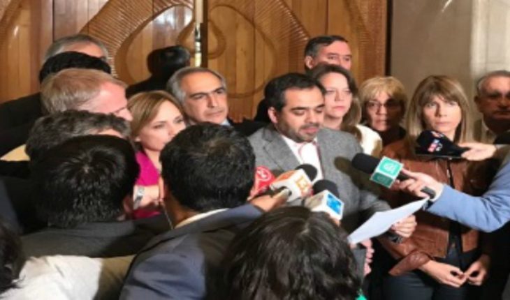 translated from Spanish: Senators sign peace deal, DD. HH and public order calling for action from the government and the judiciary
