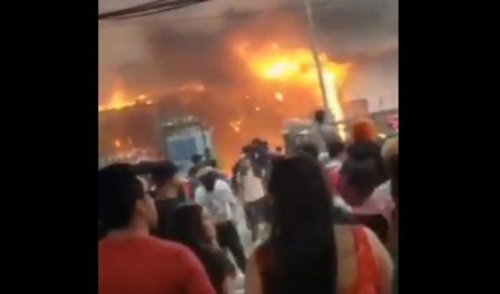 translated from Spanish: They burn and ransack premises of Mall Arauco Quilicura