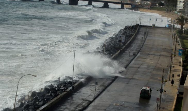 translated from Spanish: Waves up to 4 meters: tidal warnings are issued for the country’s coasts