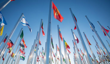 Banderas de países en la sede de la Conferencia de las Naciones Unidas sobre el Cambio Climático COP 25. Foto: UNclimatechange (CC BY 2.0). Blog Elcano