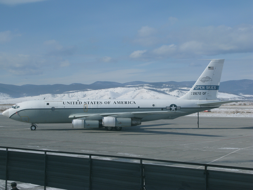 Un avión OC-135B en Ulan-Ude (Rusia) usado en los vuelos de inspección por la Fuerza Aérea de EEUUU de conformidad con el Tratado de Cielos Abiertos (cooperación militar). Foto: DTRA photo (Wikimedia Commons / Dominio público). Blog Elcano