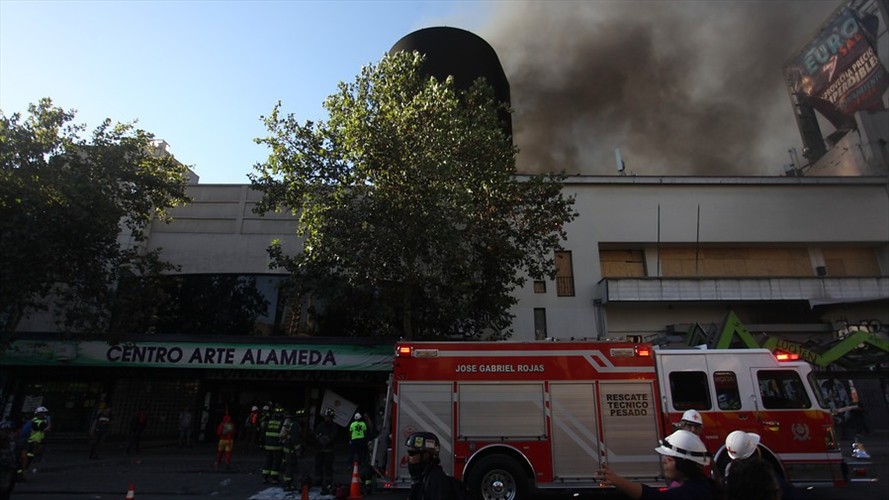 Incendio en edificio aledaño a Plaza Italia alcanza al Cine Arte Alameda