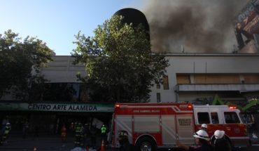 Incendio en edificio aledaño a Plaza Italia alcanza al Cine Arte Alameda