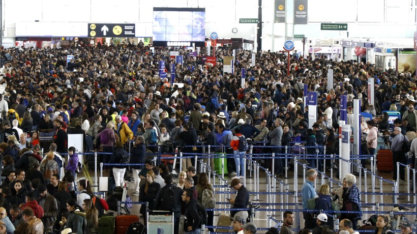 Announce high season contingency plan at Santiago Airport