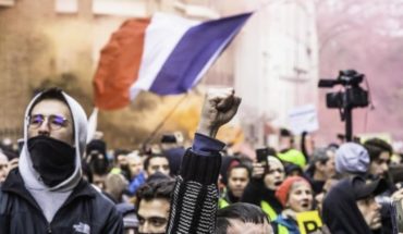 translated from Spanish: Macron prepares pension reform under pressure of massive social mobilization