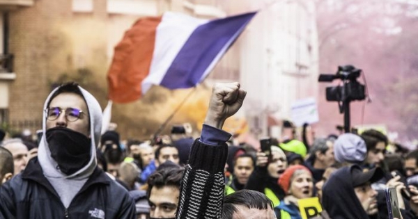 Macron prepares pension reform under pressure of massive social mobilization