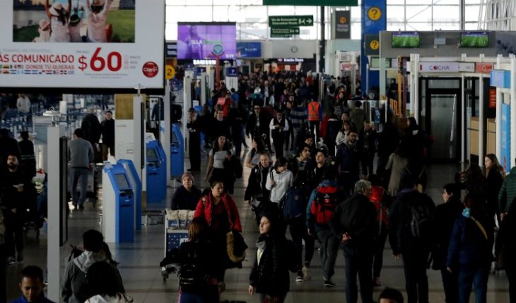translated from Spanish: Record of passengers at Santiago Airport: 24 million people during the year