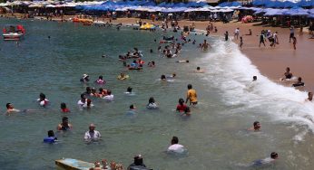 translated from Spanish: Three beaches in the country are not suitable for swimming on holiday