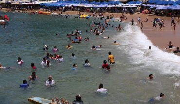 translated from Spanish: Three beaches in the country are not suitable for swimming on holiday