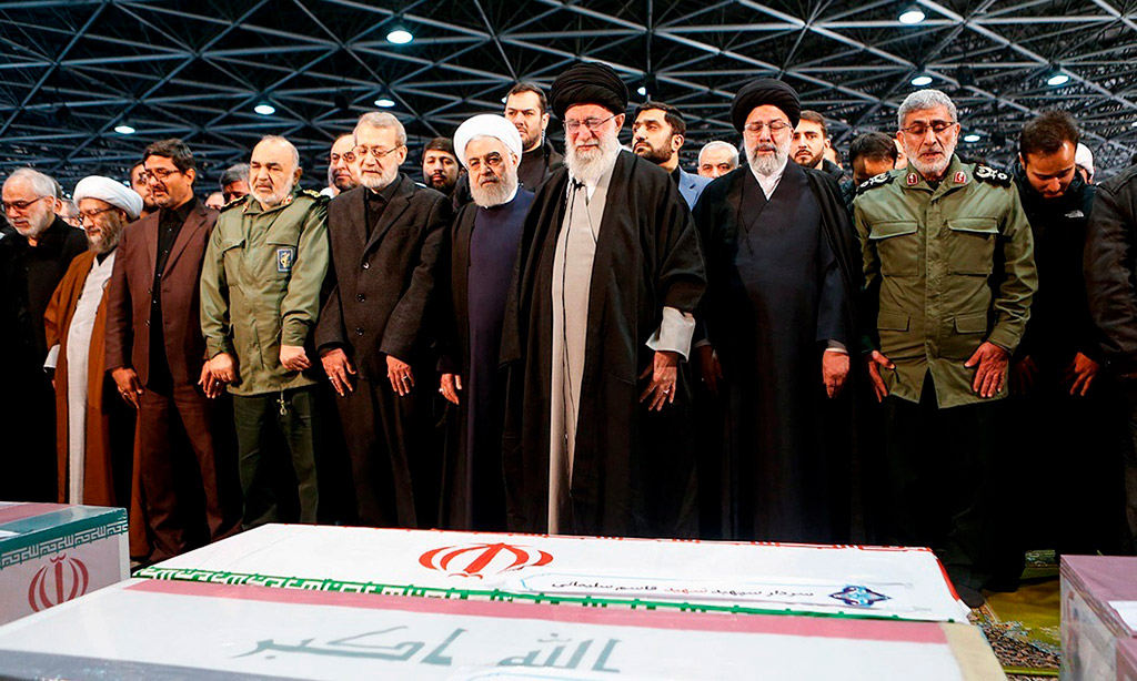 Alí Jamenei y Hassan Rohaní, líder supremo y presidente de Irán respectivamente (centro y a la izquierda), durante el funeral de Qasem Soleimani en Teherán. Foto: Fars News Agency (Wikimedia Commons / CC BY 4.0). Blog Elcano