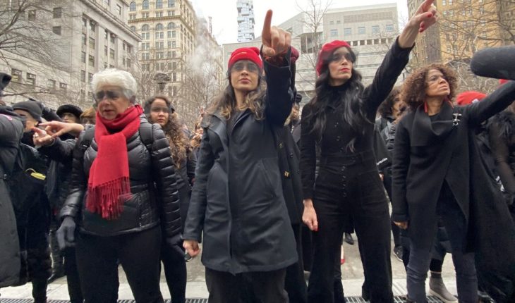 Mujeres cantan “Un Violador en tu Camino” en juicio a Harvey Weinstein