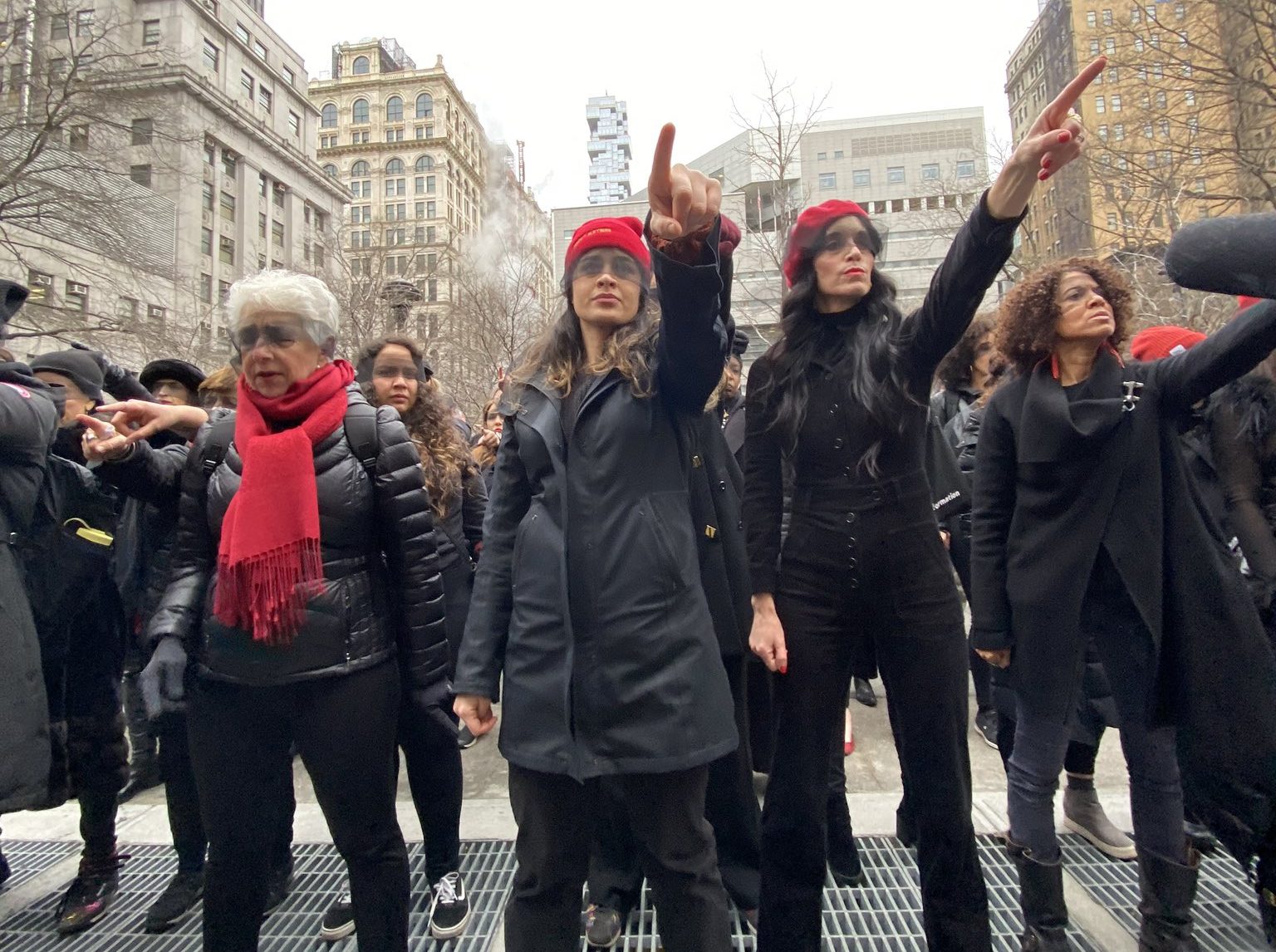 Mujeres cantan "Un Violador en tu Camino" en juicio a Harvey Weinstein