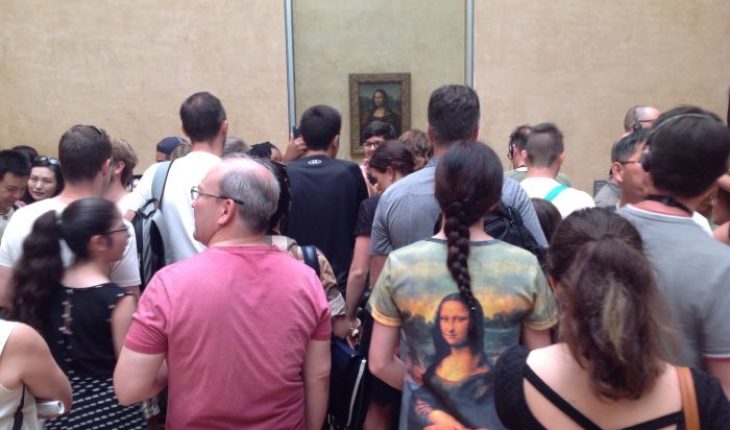 translated from Spanish: Can you enjoy art in a crowded museum?