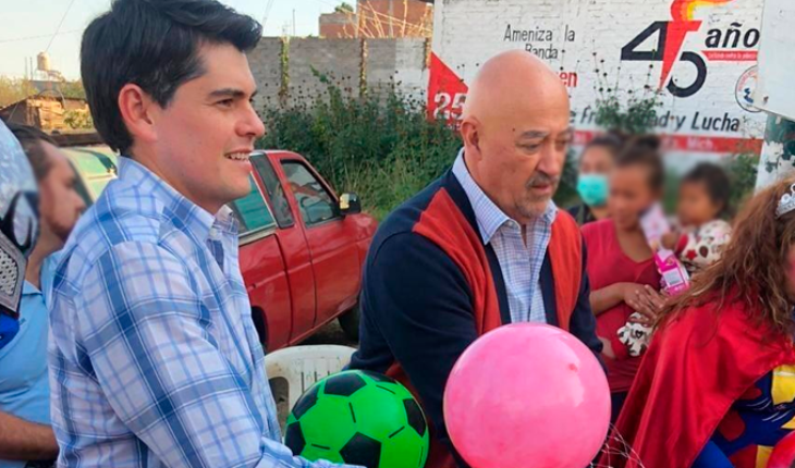 translated from Spanish: ECHR official exhibits Toño Ixtlahuac handing out toys