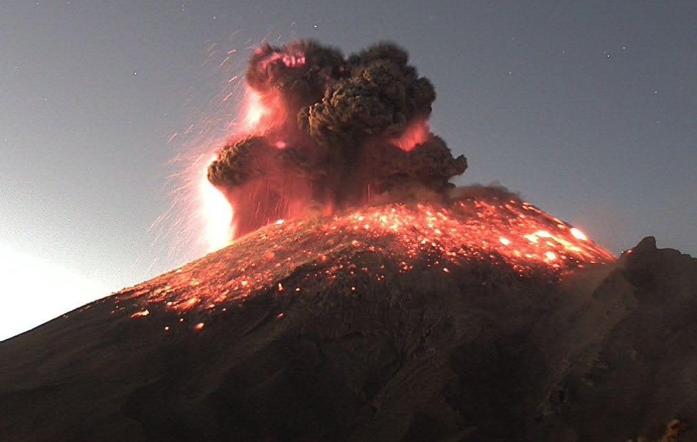 Explosion in Popocatépetl generates 3 km fumanola