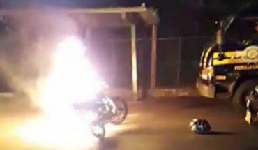 translated from Spanish: He tested positive for alcotest and rage set his bike on fire