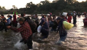 translated from Spanish: Hundreds of migrants cross the Suchiate River; call for dialogue with AMLO