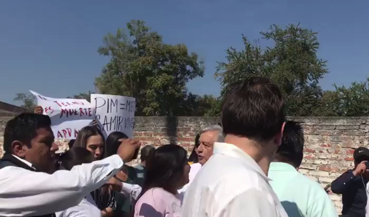 translated from Spanish: Members of the (UNTA) claim amlo in Morelos (Video)