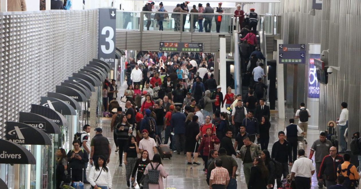 Mexico monitors airports and alerts travelers to coronavirus