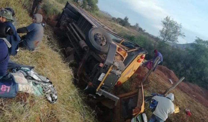 translated from Spanish: One killed and 27 injured in field employee truck overturn